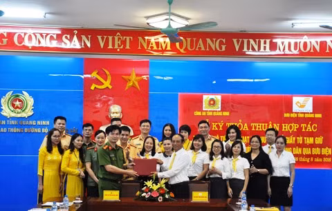 Lễ ký kết giữa Công an và Bưu điện tỉnh Quảng Ninh.