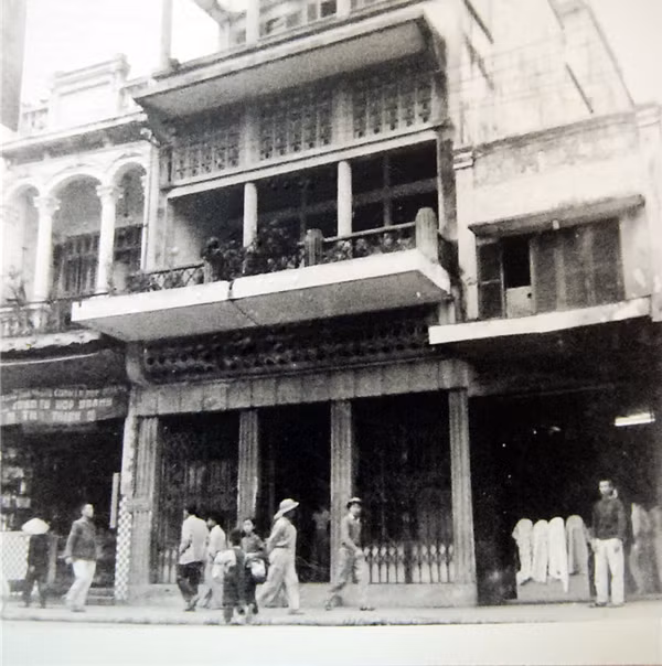 Hình ảnh tư liệu ngày xưa về ngôi nhà 48 Hàng Ngang. Hình ảnh tư liệu ngày xưa về ngôi nhà 48 Hàng Ngang.