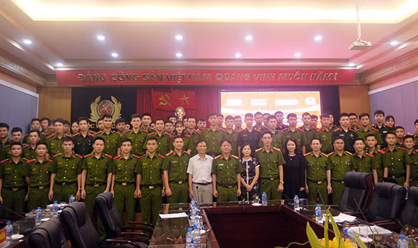 Đại biểu, giảng viên và học viên chụp ảnh lưu niệm tại buổi lễ