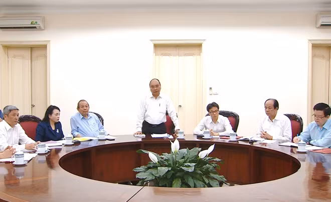 Thủ tướng Nguyễn Xuân Phúc và các đại biểu dự lễ công bố quyết định của Bộ Chính trị. (Ảnh: VOV)