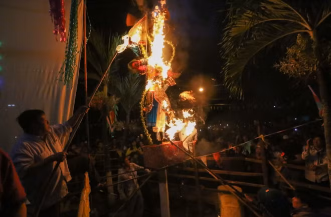 Đến đúng 0h, ông Tiêu được đốt cháy nhằm siêu thoát các linh hồn nghĩa sĩ sau khi các nhà sư đã cầu siêu xong.