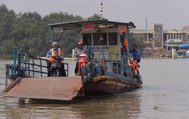 Mới đây, UBND thành phố Hải Phòng đồng ý cho dừng hoạt động bến phà Bính (chạy trên sông Cấm) để thực hiện Dự án đầu tư xây dựng Hạ tầng kỹ thuật Khu đô thị Bắc sông Cấm. Theo thông báo từ Công ty Cổ phần đường bộ Hải Phòng, từ ngày mai (1-10), phà Bính sẽ dừng hoạt động. Câu chuyện về bến huyền thoại chỉ còn trong ký ức người dân Hải Phòng.