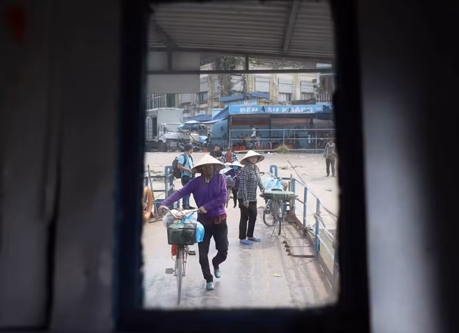 Những người khách cuối cùng của bến phà Bính.