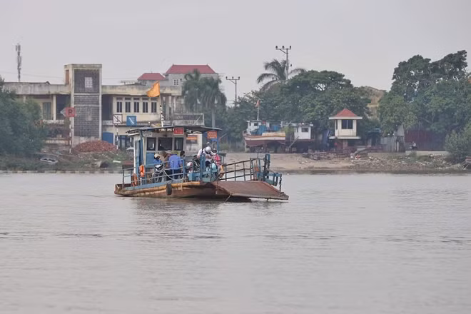 Bến phà Bính xưa gọi là bến đò Bính, do người dân ở huyện Thủy Nguyên vận hành chở khách từ huyện này sang nội thành Hải Phòng. Năm 1921, bến được người Pháp cải tạo và đặt tên là bến Tự Do. Sau giải phóng Hải Phòng, bến được đổi tên là bến phà Bính.