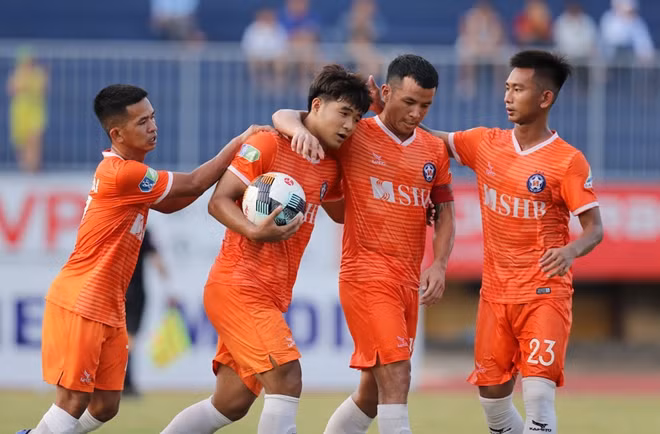 Hà Đức Chinh (thứ 2 từ trái sang) phải cạnh tranh vị trí ở V.League. Ảnh: VPF