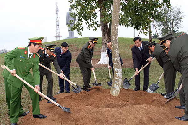 Đồng chí Bộ trưởng cùng các đồng chí lãnh đạo tỉnh, Ban giám đốc Công an tỉnh trồng cây và chụp ảnh lưu niệm tại khu vực đài tưởng niệm Cố Tổng Bí thư Nguyễn Văn Linh