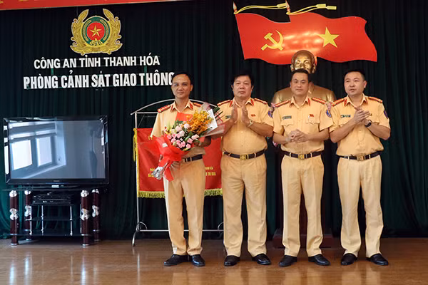 Lãnh đạo phòng CSGT trao thưởng cho 2 tổ công tác