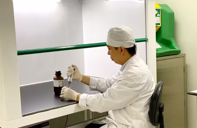 Dược sĩ Phan Kế Sơn thử nghiệm chế tạo hệ nano ba kích trong phòng thí nghiệm tại Viện Hàn lâm KH&CN Việt Nam
