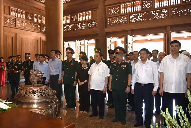 Thủ tướng và Phu nhân cùng đoàn công tác dâng hương tưởng nhớ Chủ tịch Hồ Chí Minh tại Nhà Tưởng niệm Bác Hồ tại Khu Di tích K9. Ảnh: VGP/Quang Hiếu