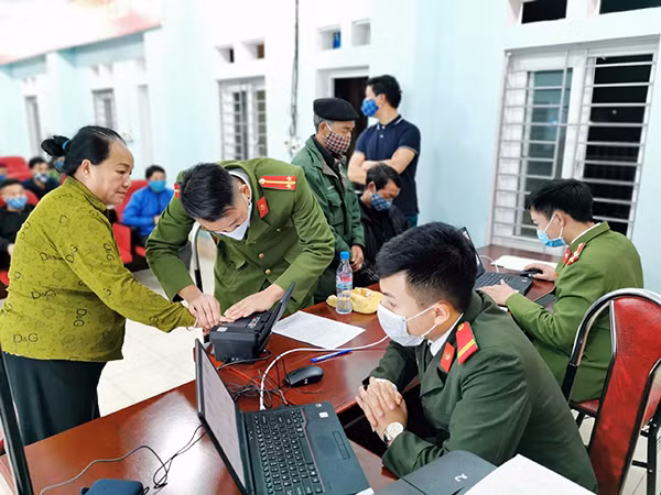 Công việc diễn ra lặng lẽ trong đêm.