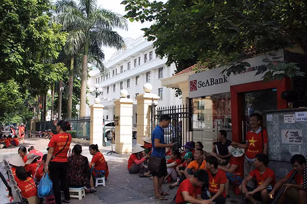 Tiểu thương chợ Đồng Đăng tụ tập trước cổng Bộ Công Thương.