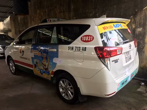 Chiếc xe ôtô nhãn hiệu TOYOTA INNOVA (taxi Vinasun) biển số 51H-71348 để lại tại hiện trường