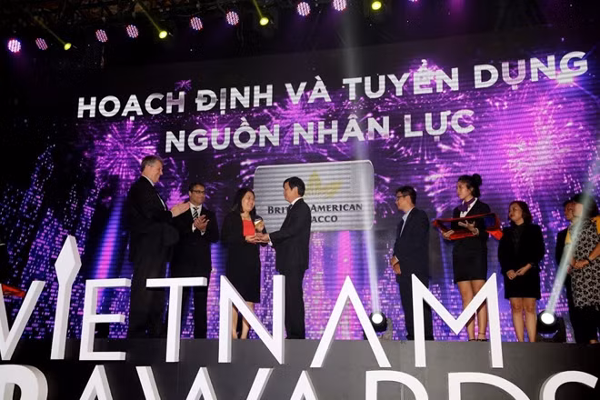 Đại diện đại diện Bộ Lao động – Thương Binh và Xã hội trao giải thưởng HR Awards 2016 cho BAT Việt Nam