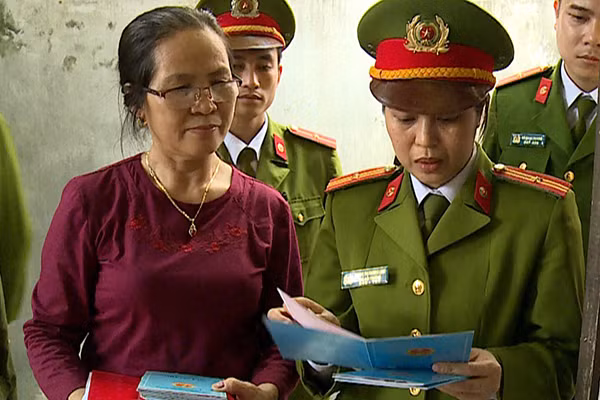 Công an huyện Duy Tiên kiểm tra lưu trú tại các hộ gia đình kinh doanh cho thuê trọ trên địa bàn thị trấn Đồng Văn.