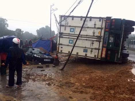 Container đè bẹp xe con, tài xế chết trong cabin