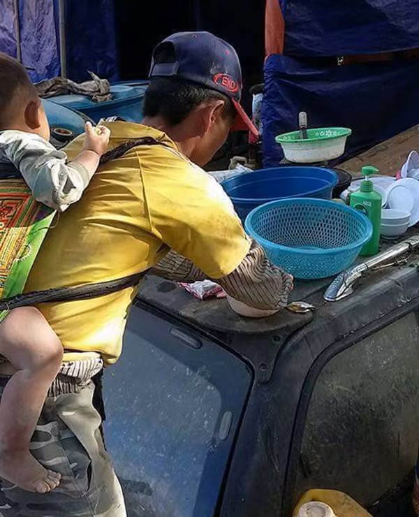 Hai cha con lót dạ bằng mỳ tôm sau những giờ làm việc vất vả.