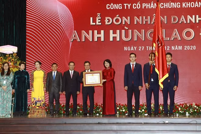 Phó Chủ tịch nước Đặng Thị Ngọc Thịnh trao danh hiệu Anh hùng Lao động thời kỳ đổi mới cho Công ty Cổ phần chứng khoán SSI. Ảnh:TTXVN