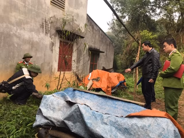 Lực lượng công an khám nghiệm hiện trường.