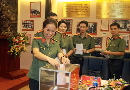 Các đại biểu bỏ phiếu bầu bổ sung chức danh Chủ tịch Công đoàn CAND và Ủy viên Ban Chấp hành Công đoàn CAND, nhiệm kỳ 2018-2023 Các đại biểu bỏ phiếu bầu bổ sung chức danh Chủ tịch Công đoàn CAND và Ủy viên Ban Chấp hành Công đoàn CAND, nhiệm kỳ 2018-2023