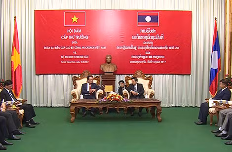 Thứ trưởng Nguyễn Văn Thành và Thứ trưởng Bộ An ninh Lào Sin-tha-vông Xay-nha-kon tại buổi hội đàm.
