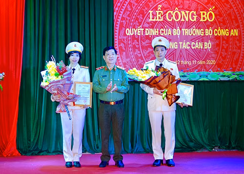 Thứ trưởng Nguyễn Văn Sơn trao quyết định, chúc mừng đồng chí Hoàng Thanh Tuyền và đồng chí Đỗ Thị Lệ Thúy.