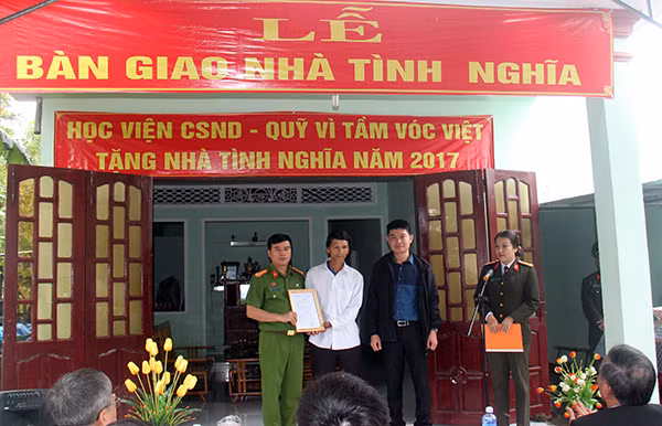 Hoạt động trao nhà tình nghĩa của Học viện CSND tại Quảng Nam.