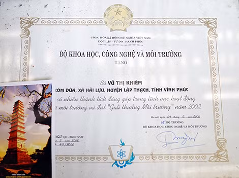 Bằng khen do Bộ Khoa học, Công nghệ và Môi trường trao tặng bà Vũ Thị Khiêm.
