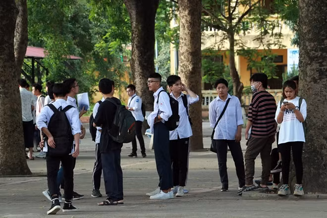Nhiều em đã chủ động đến điểm thi từ sớm.