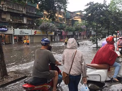 Phố Phạm Ngọc Thạch ngập sâu khiến các phương tiện phải leo lên vỉa hè.