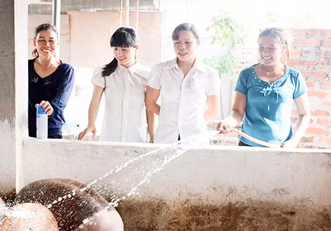 Chủ tịch Hội Phụ nữ xã Đoan Bái đến thăm trang trại lợn của chị Bùi Thị Chinh.