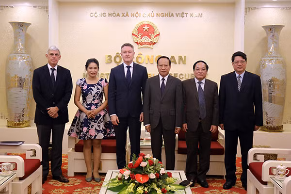 Thứ trưởng Lê Quý Vương; ngài Jeremy Douglas cùng các đại biểu dự buổi tiếp.