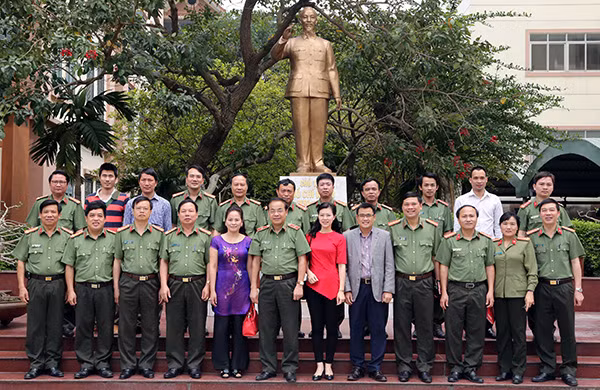 Thiếu tướng Nguyễn Văn Chuyên, Phó Tổng cục trưởng Tổng cục HC-KT với các đại biểu