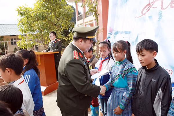 Trao tặng những suất học bổng cho các em học sinh giỏi vượt khó