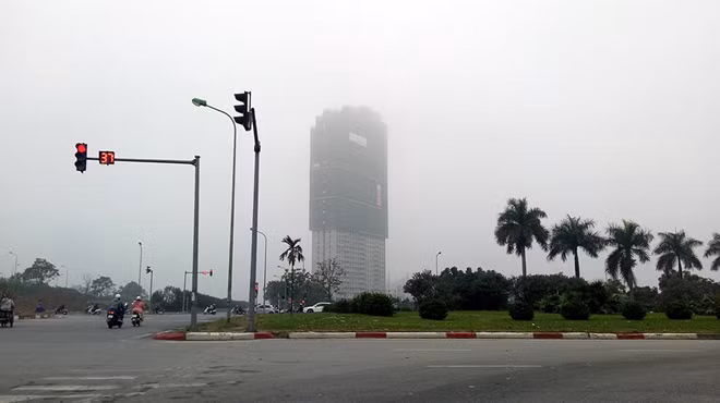 Đến thời điểm 13h chiều cùng ngày, hiện tượng sương mù vẫn vây lấy thủ đô Hà Nội. Đường Lê Quang Đạo được PV CAND ghi lại.