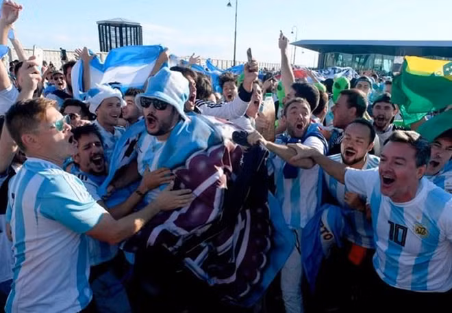 Chứng kiến M10 khai hỏa, nhiều CĐV Argentina dường như không tin nổi vào mắt mình. Tất cả bùng nổ trong hạnh phúc.