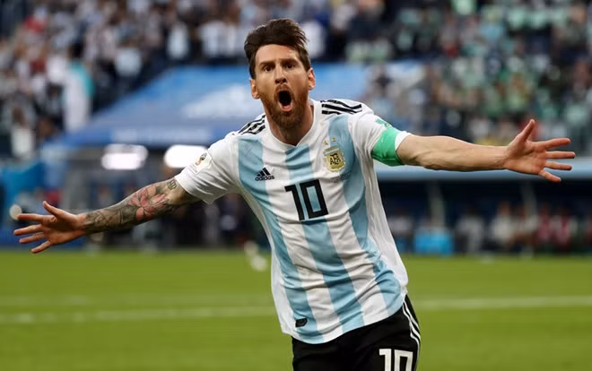 Messi cùng các đồng đội bước vào trận đấu cuối cùng của vòng bảng World Cup 2018 với nhiệm vụ buộc phải thắng, phải lách qua khe cửa hẹp dẫn lối đi vào vòng trong. Dù rất nhiều nghi ngờ về một chiến thắng cho Argentina nhưng rốt cuộc, Messi và các đồng đội đã vượt qua được áp lực ấy. Chiến thắng ngọt ngào trước Nigeria.