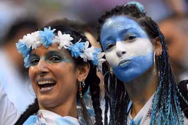 Nụ cười rạng ngời của CĐV Argentina trên sân vận động Krestovsky