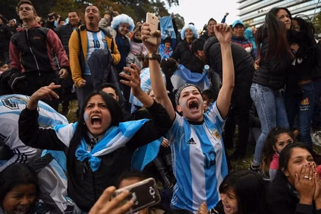 Chiến thắng nghẹt thở khiến người hâm mộ đội tuyển Argentina vỡ òa trong hạnh phúc. Sau bao thất vọng, hy vọng và niềm tin đã quay trở lại.
