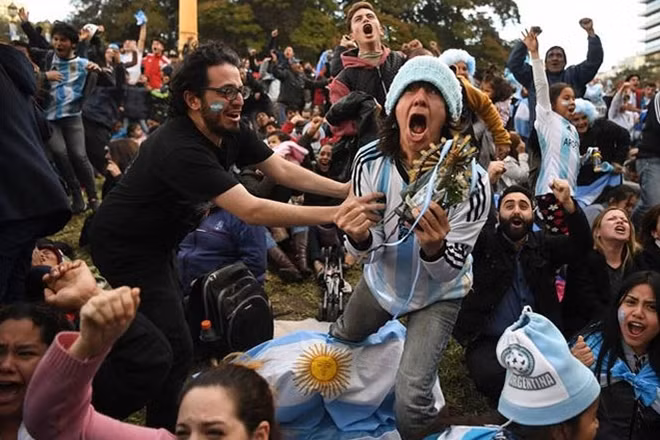 Biểu cảm hạnh phúc của một CĐV khi chứng kiến đội tuyển Argentina thi đấu