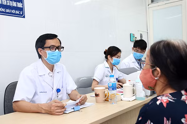 PGS.TS Đồng Văn Hệ đang khám cho bệnh nhân