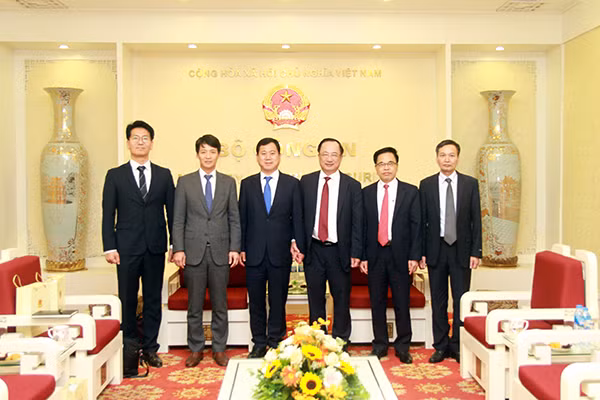 Thứ trưởng Nguyễn Văn Thành, ngài Park Jin Woo và các đại biểu.