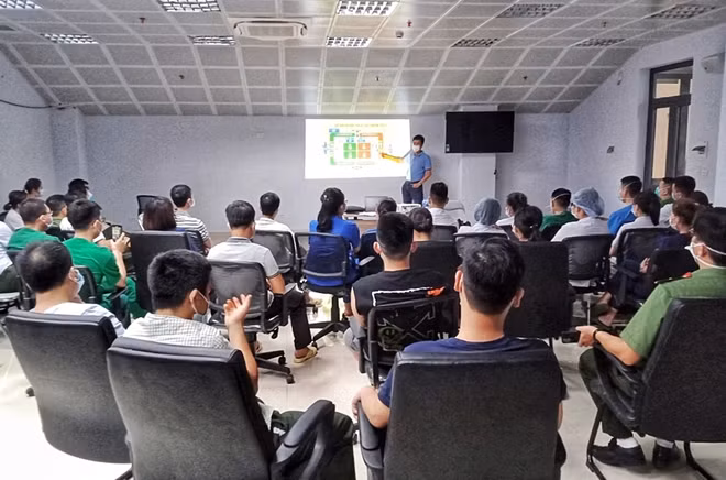 Các thành viên của đoàn công tác chia thành từng tổ để nghe cán bộ của Trung tâm cấp cứu Bệnh viện Bạch Mai tập huấn chuyên môn.