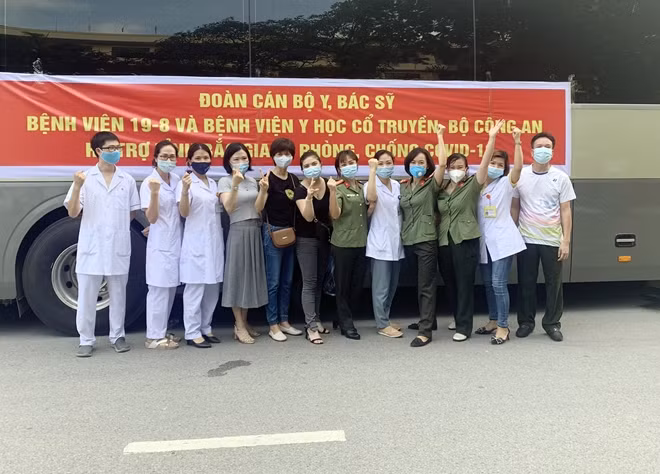 Với ánh mắt rạng rỡ, các y, bác sĩ mang cho mình quyết tâm sẽ cùng người dân cả nước chiến thắng dịch bệnh COVID-19.