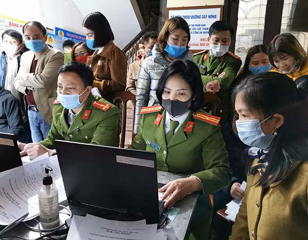 Gần 22h, tại trụ sở Công an huyện Mèo Vạc vẫn có nhiều người dân chờ đợi để được cấp thẻ.