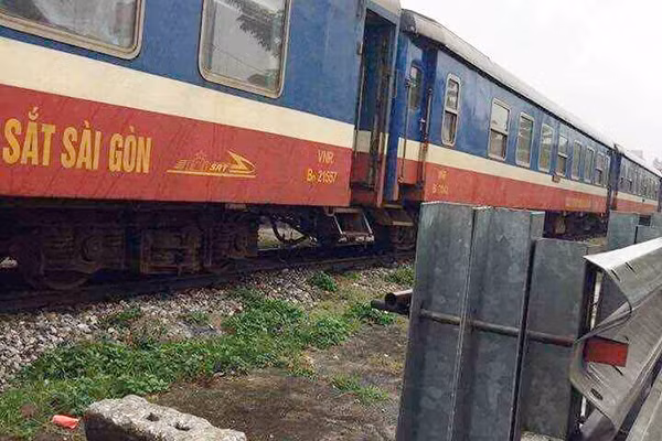 Tàu khách Bắc - Nam dừng lại sau tai nạn. Ảnh: H.K.N