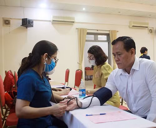 Thiếu tướng Đoàn Hùng Sơn tham gia hiến máu tình nguyện.