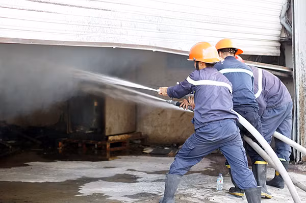 Cán bộ, chiến sĩ Cảnh sát PCCC tích cực dập lửa ở Công ty Minh Nghệ Bình Dương.