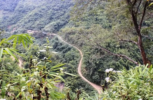 Đường lên cột mốc dài gần 14km với nhiều quãng quanh co, hiểm trở.
