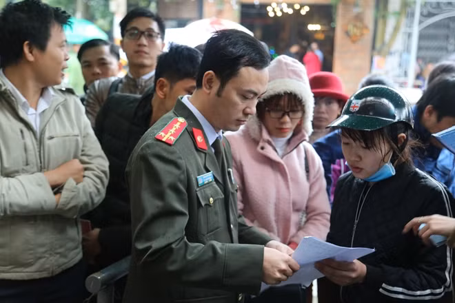 Người dân được các cán bộ hướng dẫn làm thủ tục ngay ngoài trụ sở.