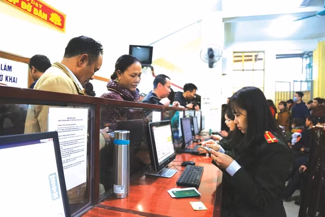 Người dân được cán bộ hỗ trợ thực hiện tờ khai điện tử.